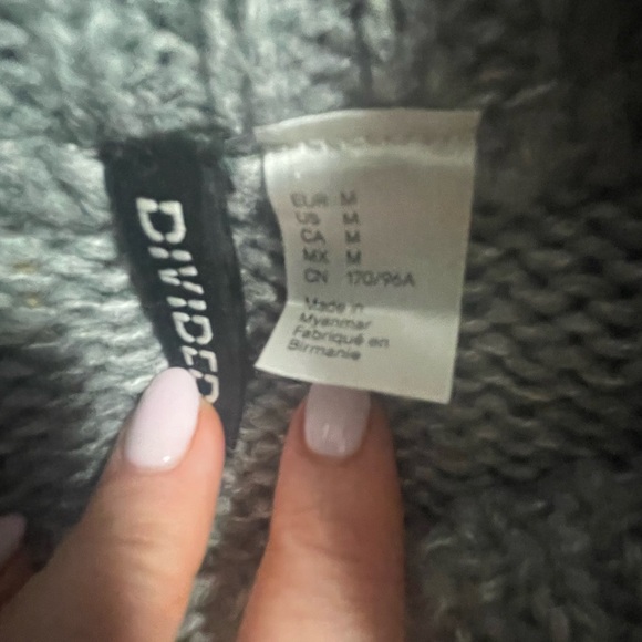 H&M Divided gray ‘Paris’ cropped sweater size M - Picture 3 of 4